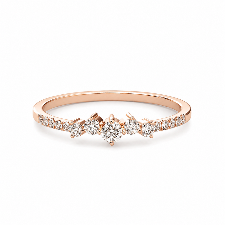 טבעת מזהב 14/18 קראט משובצת בחמישה יהלומים במרכז ויהלומים בצדדים