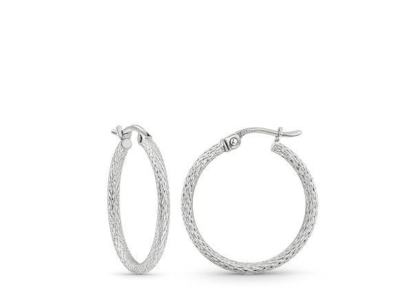 זוג עגילי חישוקים איטלקיים מזהב לבן 14 קראט עם חריטות