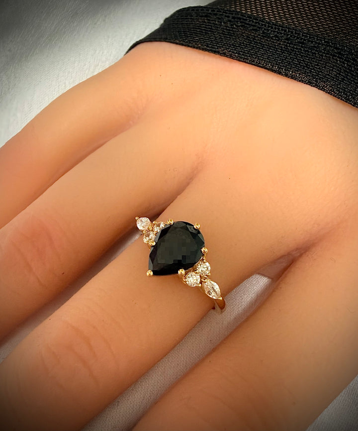 טבעת מזהב צהוב 14 קראט משובצת אבן טיפה מרכזית ואבנים בצדדים