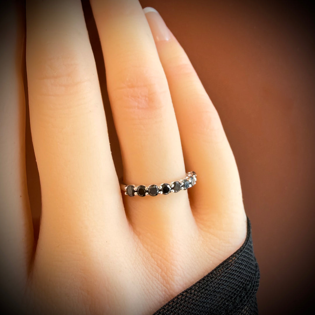 טבעת חצי איטרניטי מזהב 14 קראט משובצת יהלומים שחורים