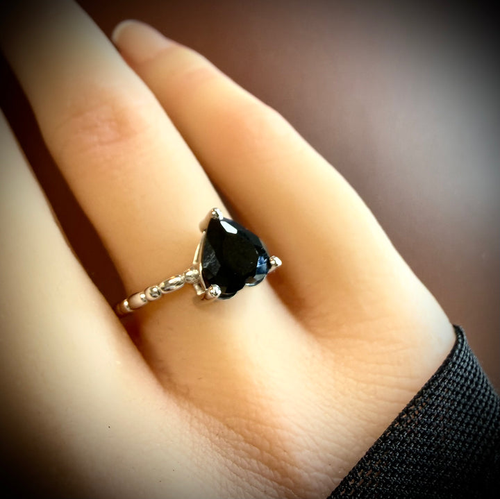 טבעת סוליטר מזהב 14 קראט משובצת אבן לב שחורה