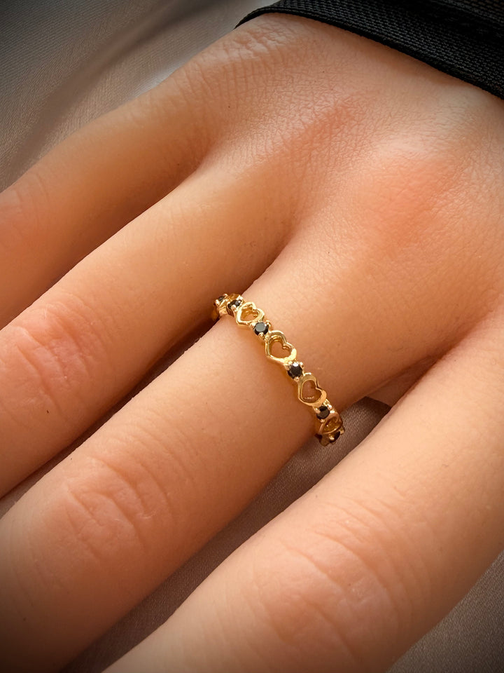 טבעת לבבות מזהב 14 קראט משובצת יהלומים שחורים