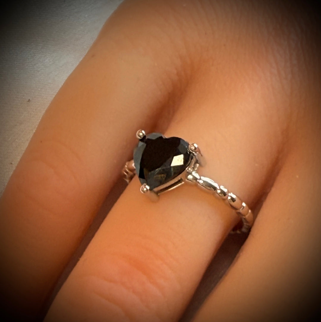 טבעת סוליטר מזהב 14 קראט משובצת אבן לב שחורה