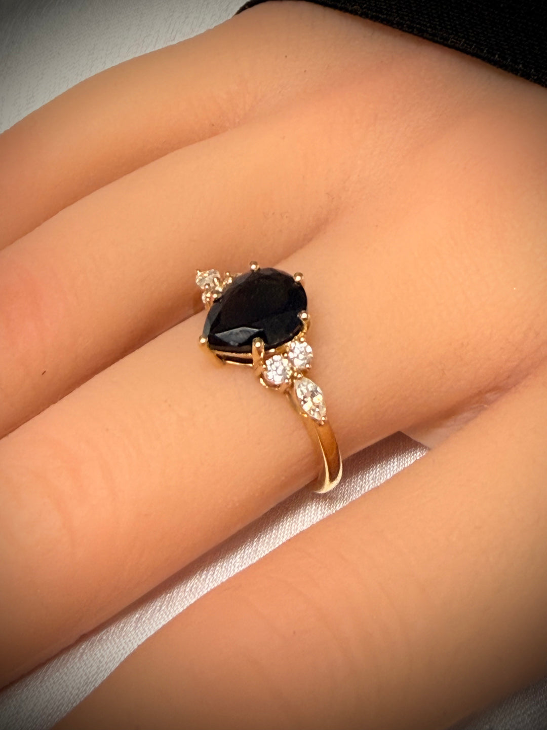 טבעת מזהב צהוב 14 קראט משובצת אבן טיפה מרכזית ואבנים בצדדים