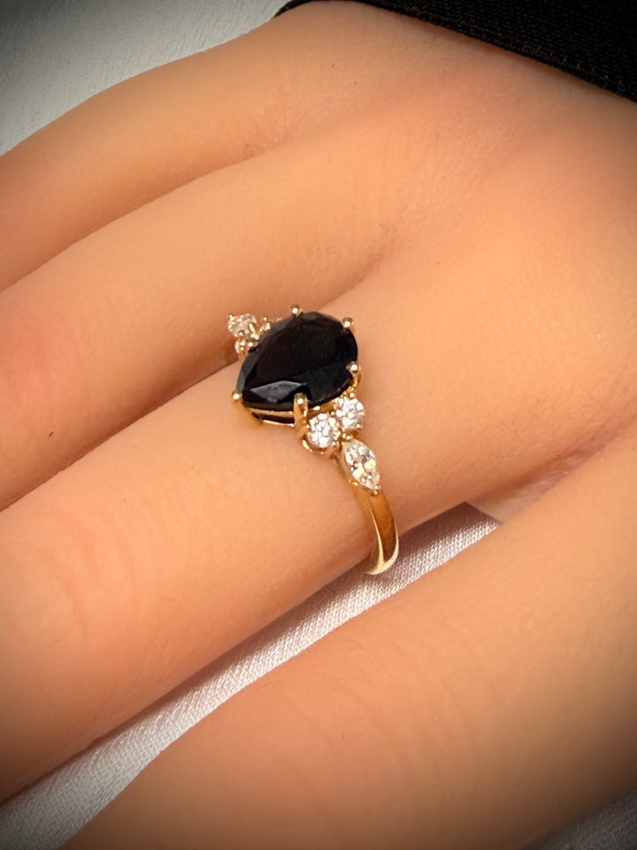 טבעת מזהב צהוב 14 קראט משובצת אבן טיפה מרכזית ואבנים בצדדים