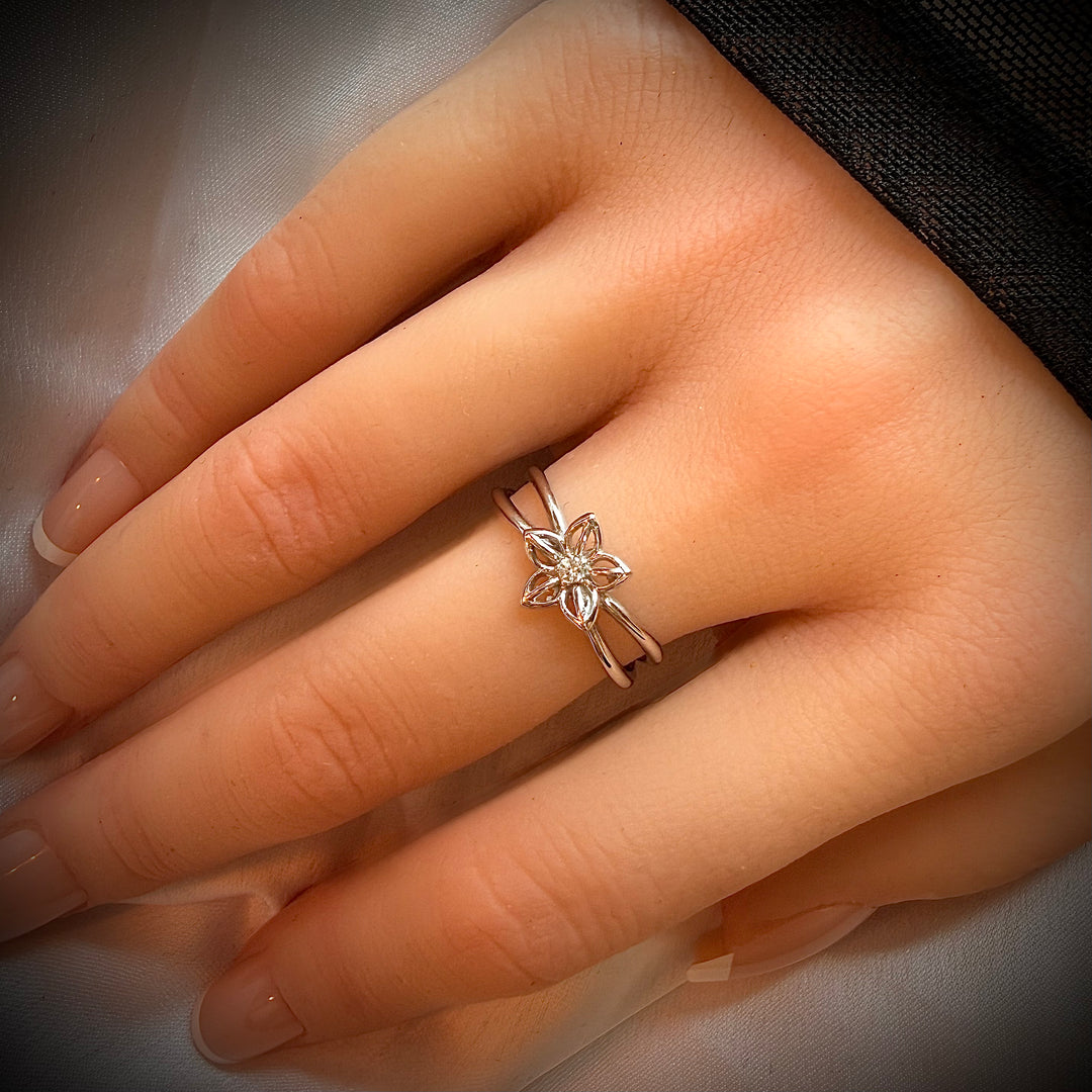 טבעת פרח מזהב 14 קראט משובצת יהלום