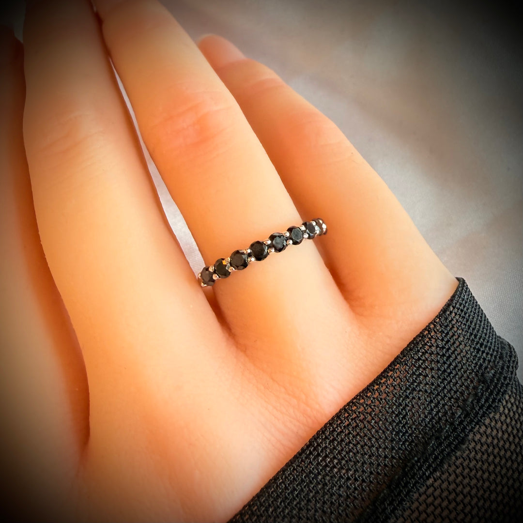 טבעת חצי איטרניטי מזהב 14 קראט משובצת יהלומים שחורים