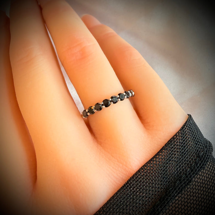 טבעת חצי איטרניטי מזהב 14 קראט משובצת יהלומים שחורים