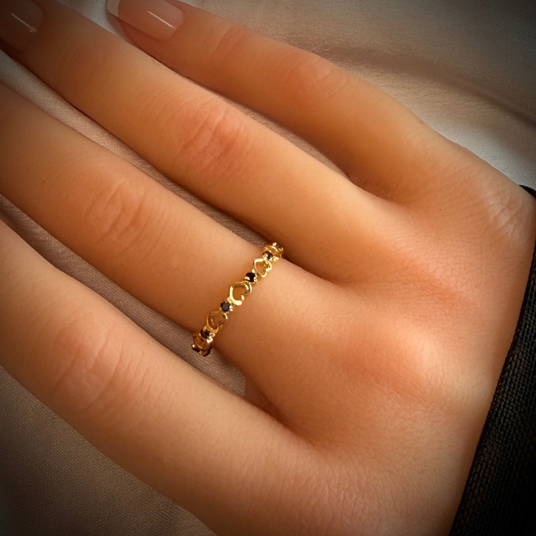 טבעת לבבות מזהב 14 קראט משובצת יהלומים שחורים