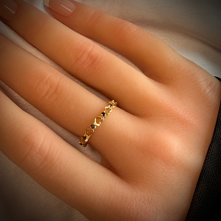 טבעת לבבות מזהב 14 קראט משובצת יהלומים שחורים