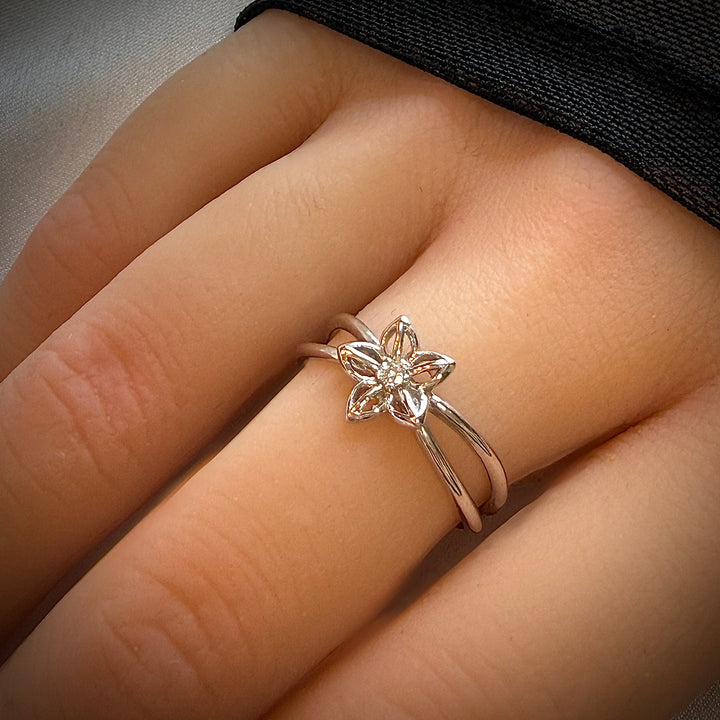 טבעת פרח מזהב 14 קראט משובצת יהלום