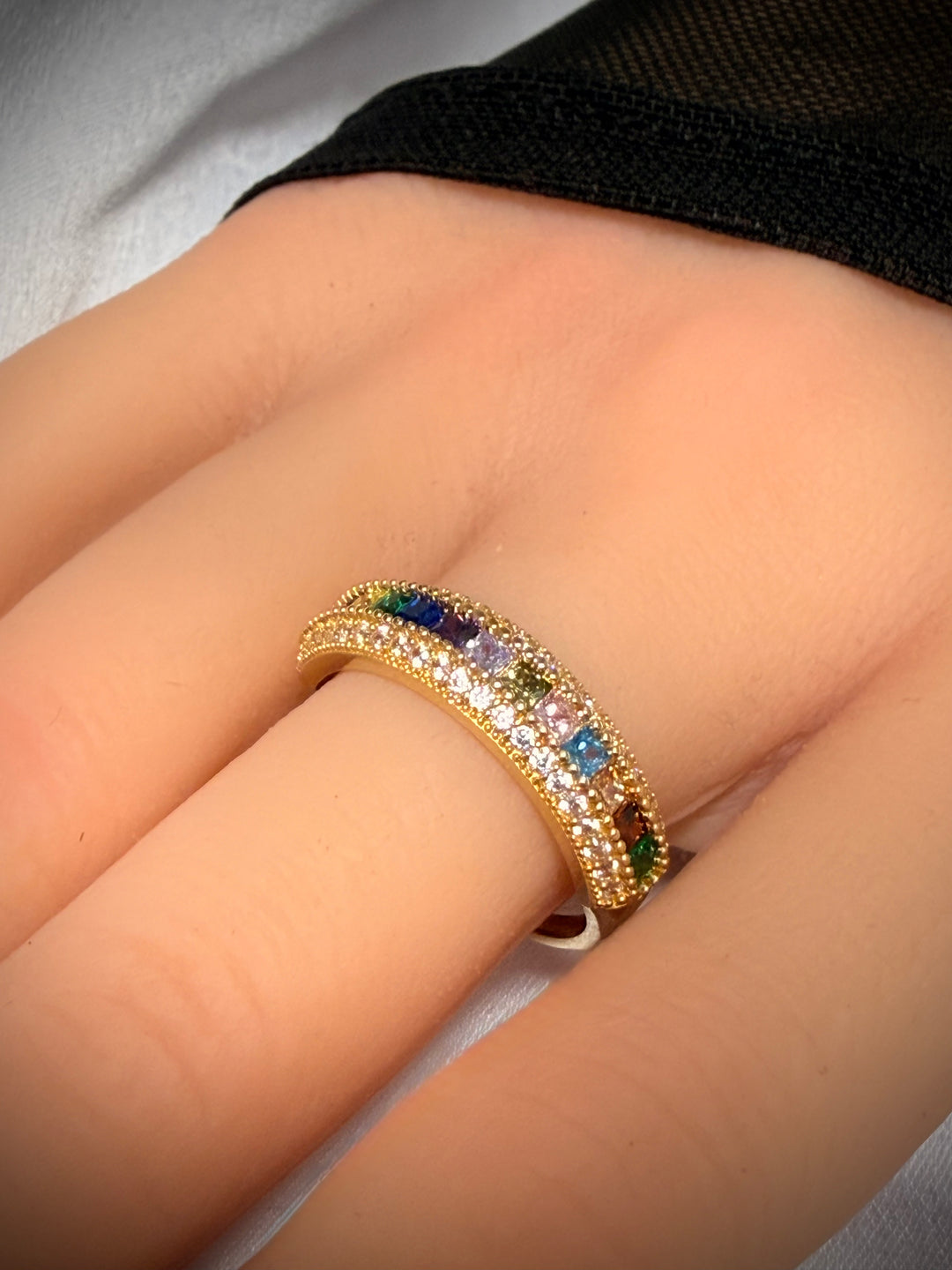 טבעת ריינבו מזהב צהוב 14 קראט משובצת אבנים צבעוניות