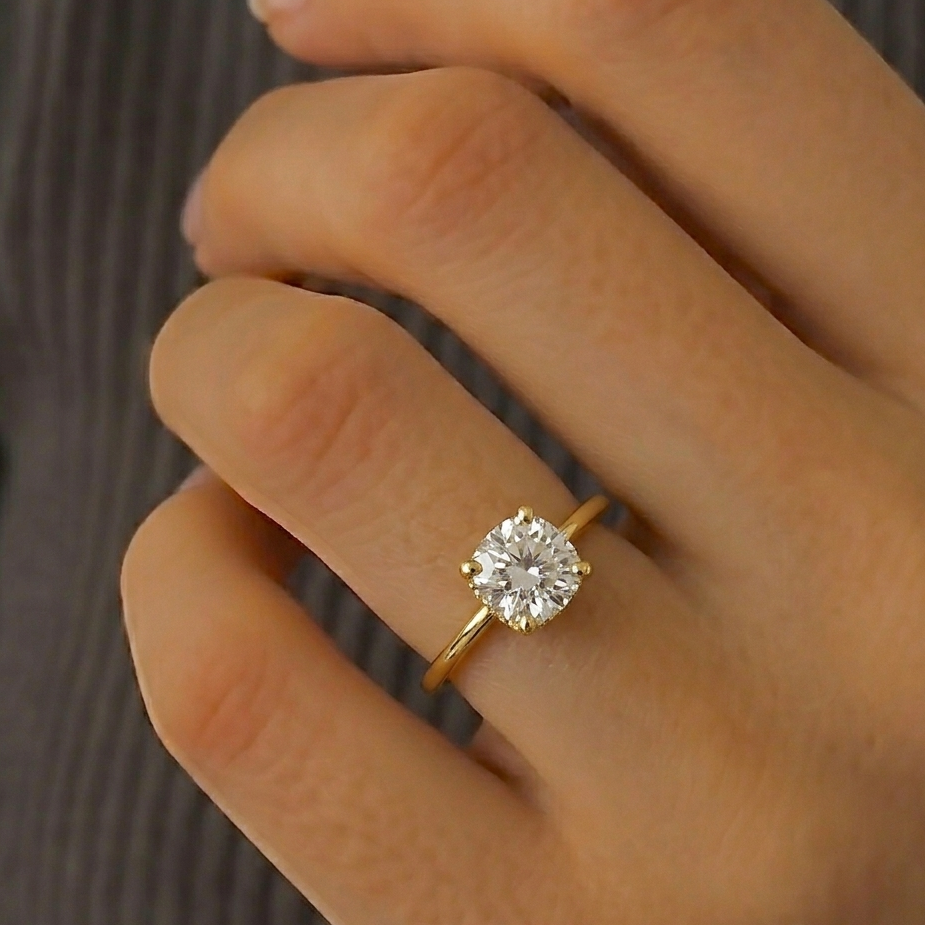 טבעת אירוסין דקה מזהב 14 קראט בעיצוב משובצת יהלומים