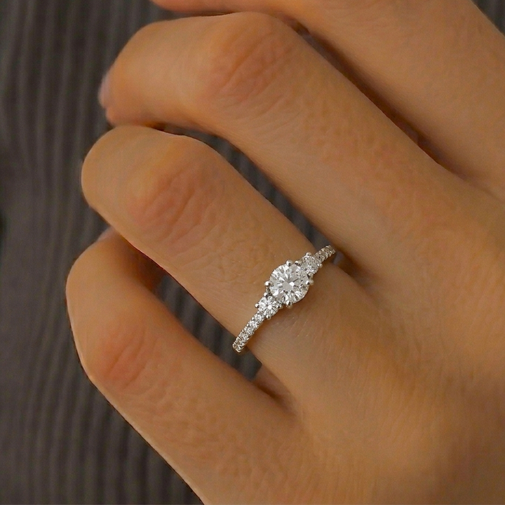 טבעת אירוסין מזהב 14 קראט משובצת שלושה יהלומים במרכז ויהלומים בצדדים